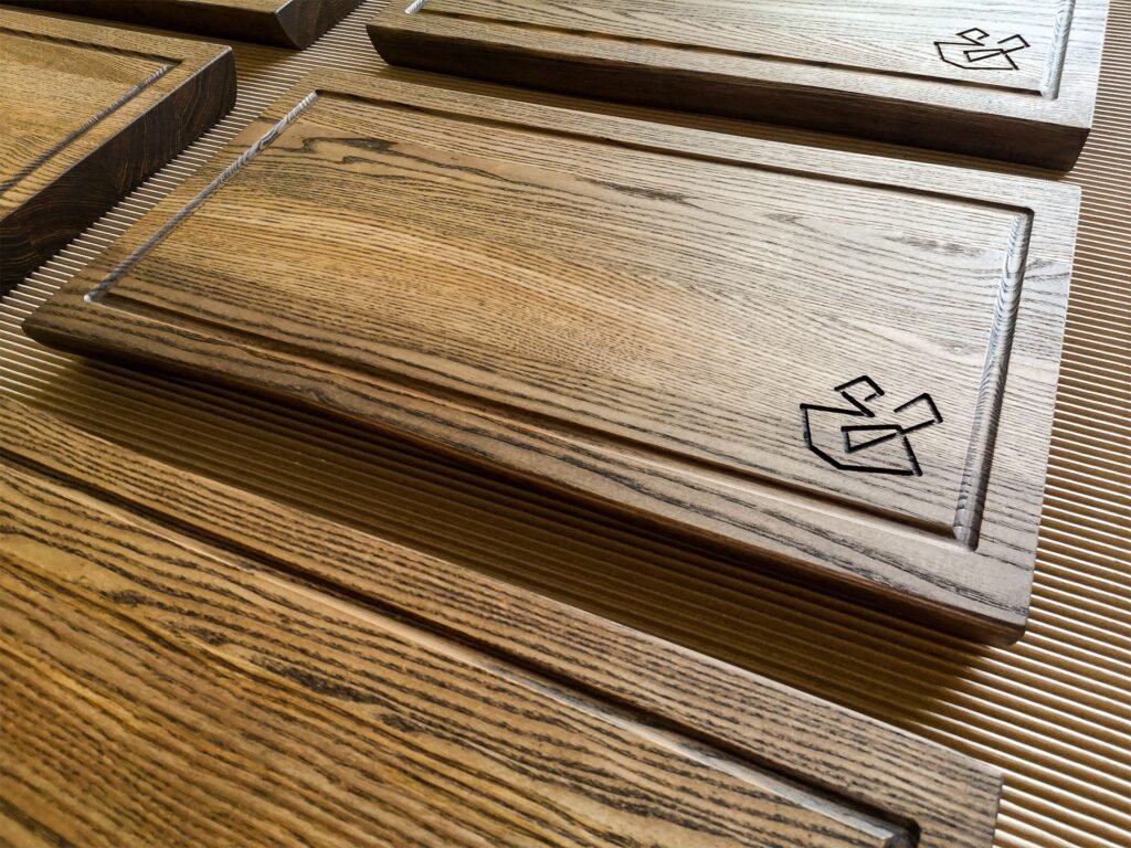 CNC gravēts oša koka dēlītis