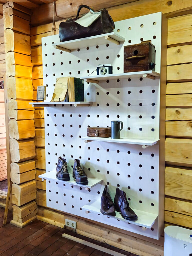 Modulārais sienas plaukts ar maināmiem līmeņiem (Pegboard)
