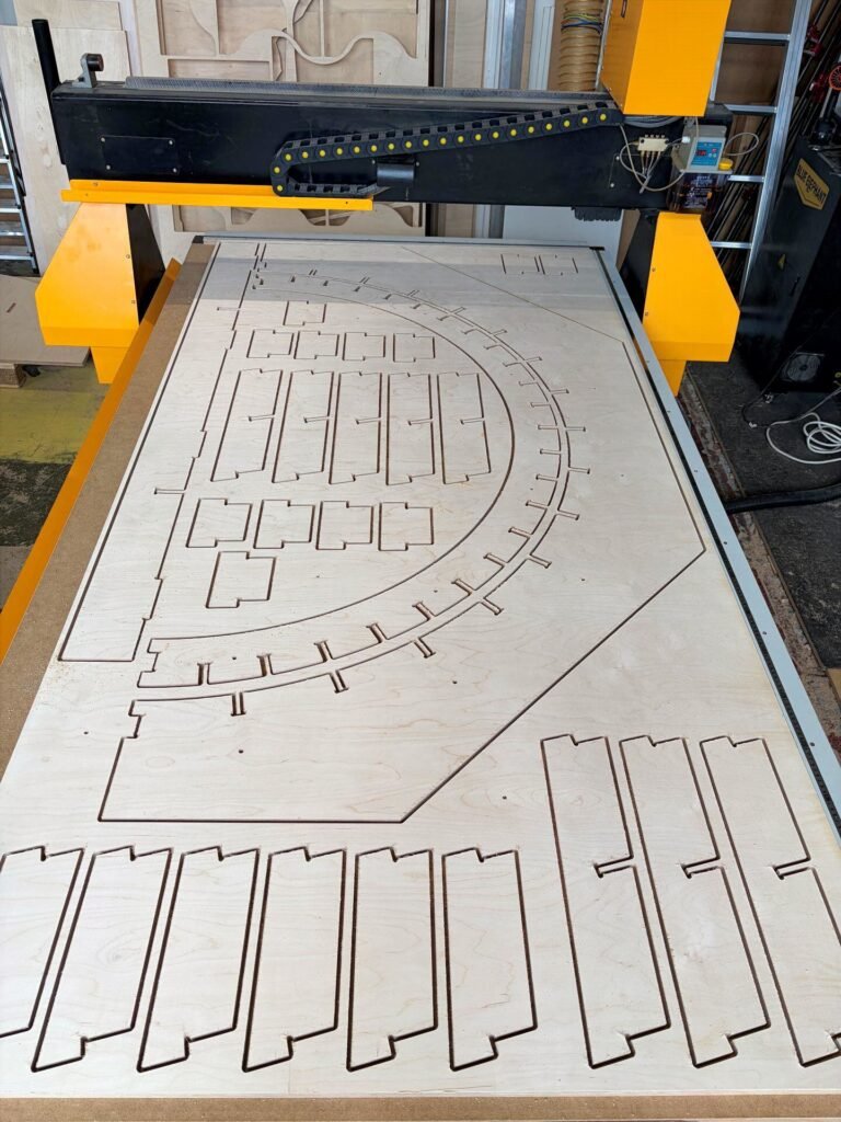 Saplākšņa betona veidņu detaļu CNC frēzēšana