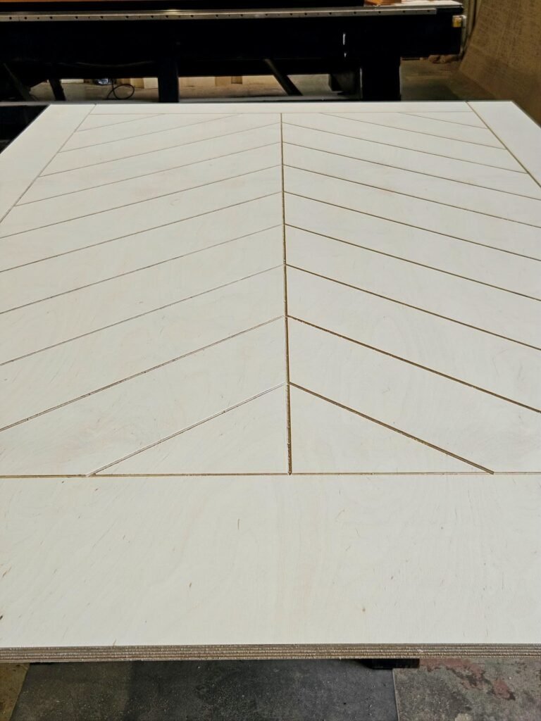 Saplākšņa durvis ar dekoratīvu CNC gravējumu