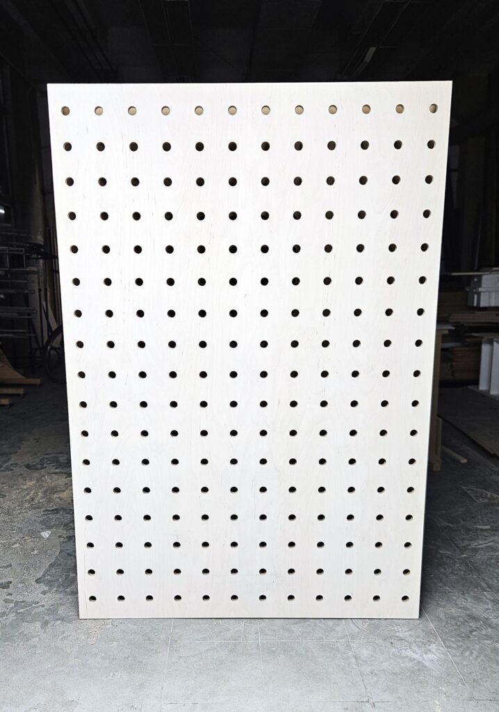 Modulārais saplākšņa plauktu stends Pegboard stilā