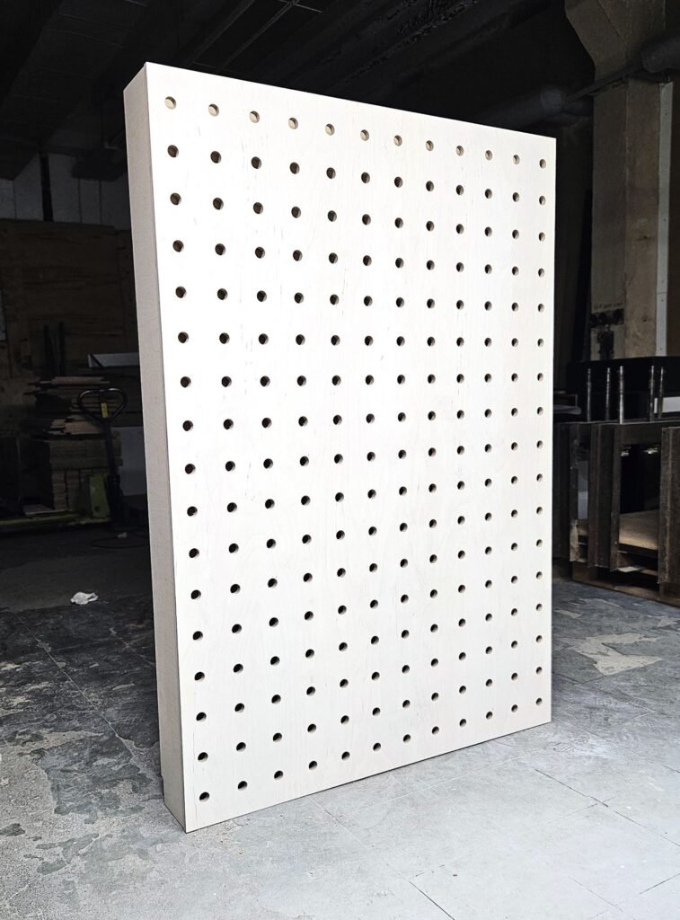 Modulārais saplākšņa plauktu stends Pegboard stilā